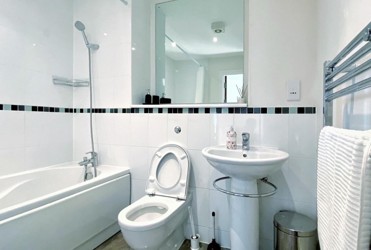 Artistic And Luxurious Apt With Sea View. Beach Side 斯旺西 外观 照片